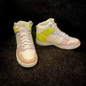 Never worn Cashmere Nike Light Lemon Hightops